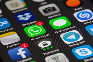 So schraenken Sie die Berechtigungen von WhatsApp ein